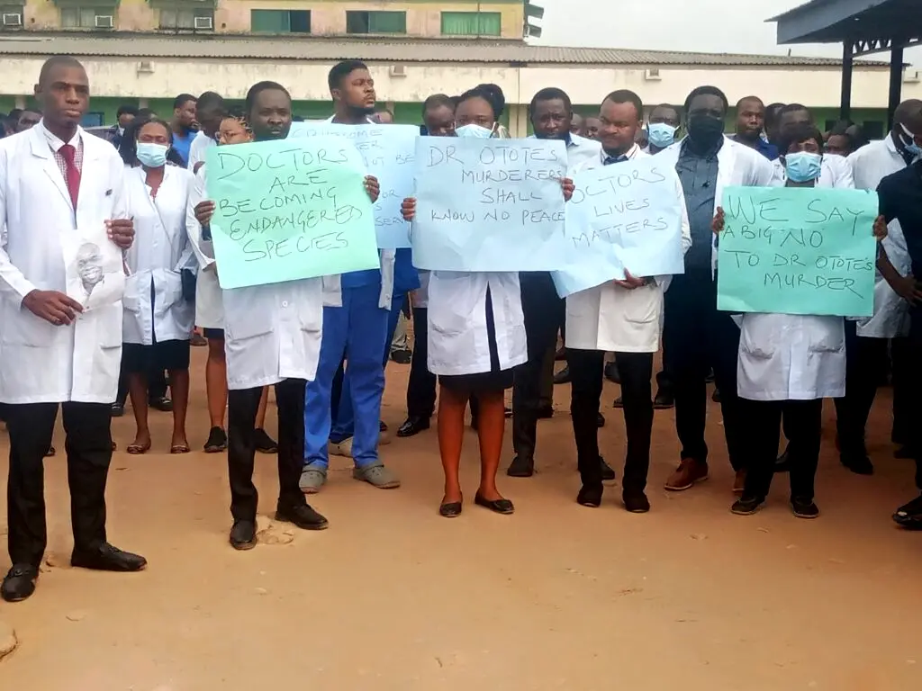 Doctors protesting the killing of their colleague in UBTH yesterday. Photo By Ozioruva Aliu 1024x768 1.webp