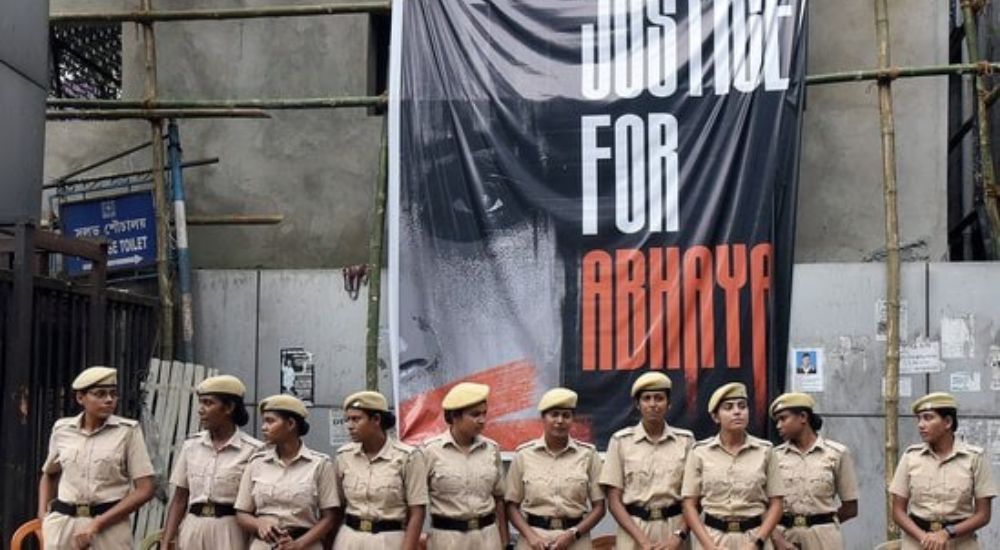 Police personnel stay vigil outside the RG Kar Hospital where the alleged 20240827 110829 0000