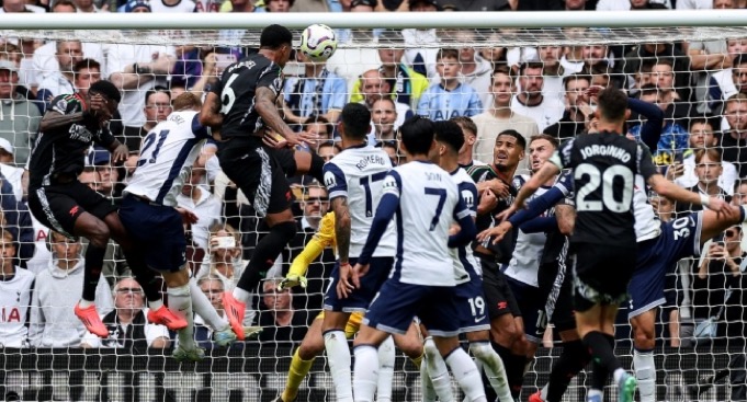 Gabriel Heads Arsenal to 1-0 Victory Over Tottenham in North London Derby