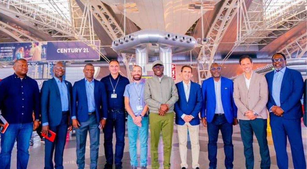 Lagos State Governor Babajide Sanwo Olu middle flanked by officials of th 20240918 162836 0000