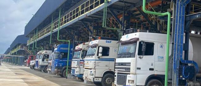 Dangote Refinery Begins Petrol Loading as NNPC Deploys Fleet of Trucks