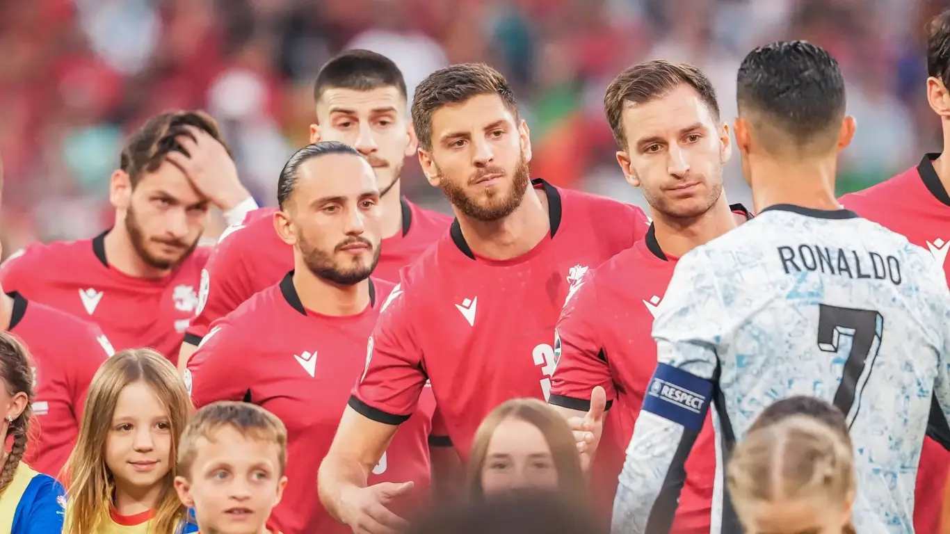 Khvicha Kvaratskhelia waiting for Cristiano Ronaldo.webp