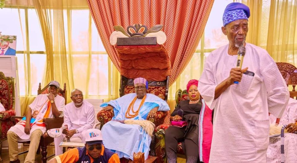 Chief Arogbofa speaking at the palace of the Olubaka of Okaland Oba Yusuf Adebori Adeleye