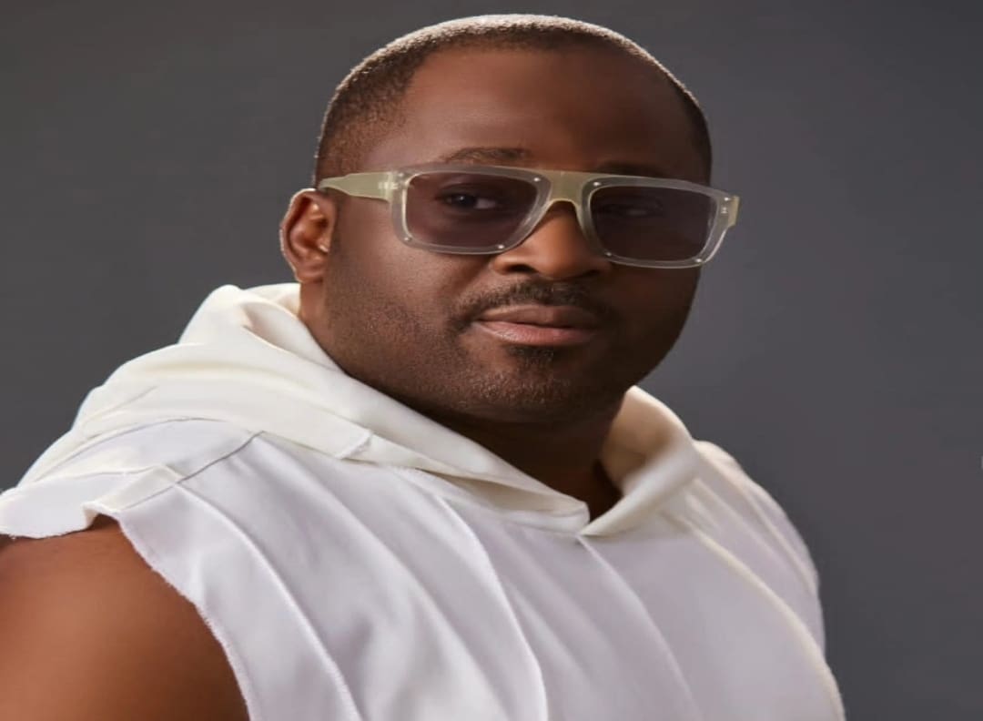 Desmond Elliott reacts to claims he’s gay