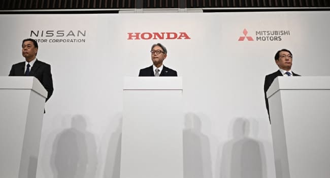 L to R Makoto Uchida President and CEO of Nissan motor corporation Toshihiro Mibe President and1