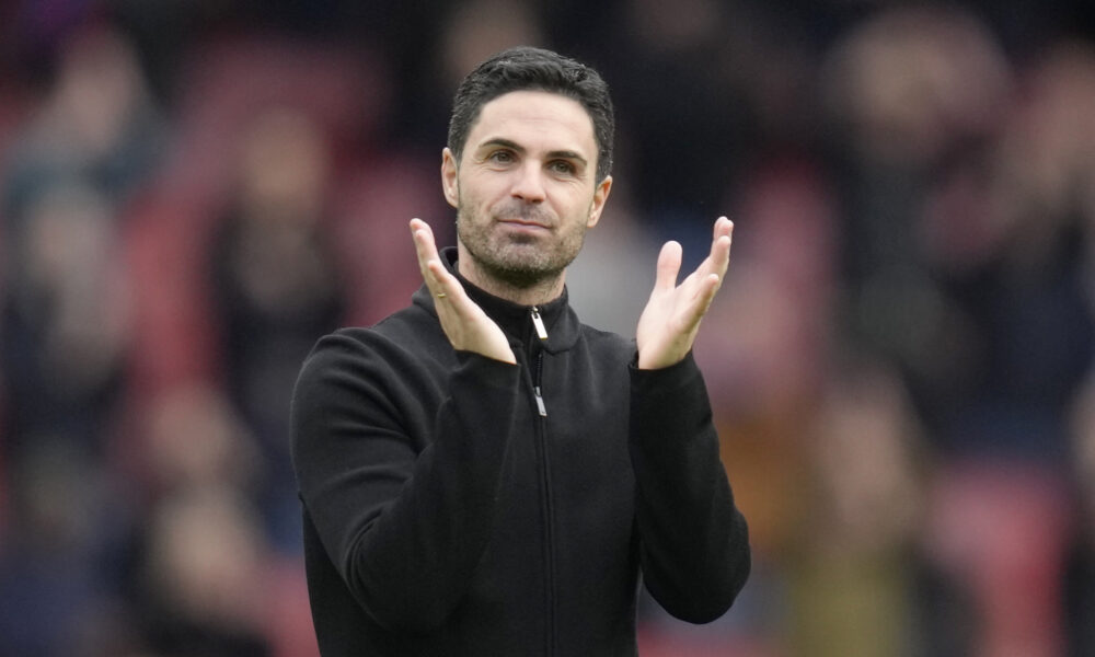 arsenals manager mikel arteta applaud 804264932