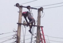 Picture of an electrocuted man on a pole