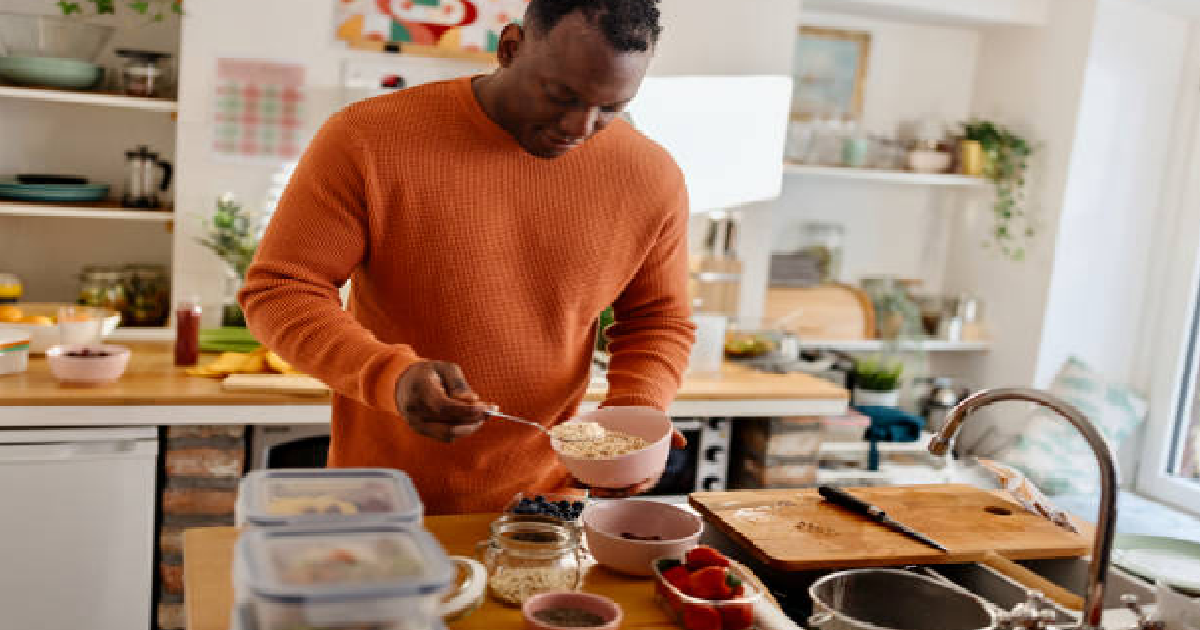 Nigerian lady shares a visitor’s sh0cking reaction after seeing her dad cook for the family (IMAGES)