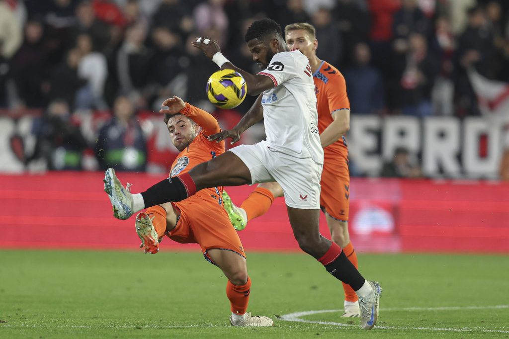 “Some things just don’t make sense” – Sevilla boss Pimienta reacts to Iheanacho’s exit talk