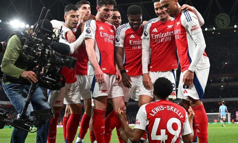 Arsenal players celebrate with Lewis Skelly after scoring against Man City 1080x630