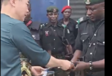 Police receiving cash 763x630